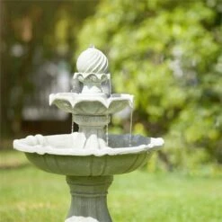 Vogelsbrunn Springbrunnen 60x90cm 3W Solar Akku Beton-Optik -Einrichtungsgeschäft 10029039 yy 0004 ambient Blumfeldt Vogelsbrunn Zierbrunnen Solar reedit v2