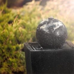Königsbrunn Springbrunnen Solar 200 L/h LED Akku Basaltoptik 8 Königsbrunn Springbrunnen Solar 200 L/h LED Akku Basaltoptik -Einrichtungsgeschäft 10029040 yy 0003 ambient Blumfeldt Koenigsbrunn Solar Springbrunnen LED