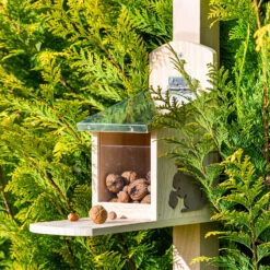 Futterhaus Für Eichhörnchen Metalldach Kiefernholz Unbehandelt 12 Futterhaus Für Eichhörnchen Metalldach Kiefernholz Unbehandelt -Einrichtungsgeschäft 10038023 yy 0006 logo