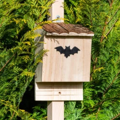 Fledermaushaus Nistkasten Überwinterungshilfe Ganzjährig Pinie -Einrichtungsgeschäft 10038036 yy 0007 logo