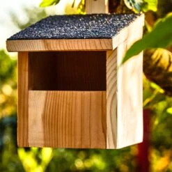 Nistkasten Für Halbhöhlenbrüter Aufhängung Asphaltdach Rotzeder -Einrichtungsgeschäft 10038138 yy 0005 logo