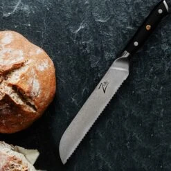 Alpha-Royal Japanese Serie 8" Brotmesser 18° Wellenschliff Damaszener-Stahl -Einrichtungsgeschäft 10038985 de 0005 logo